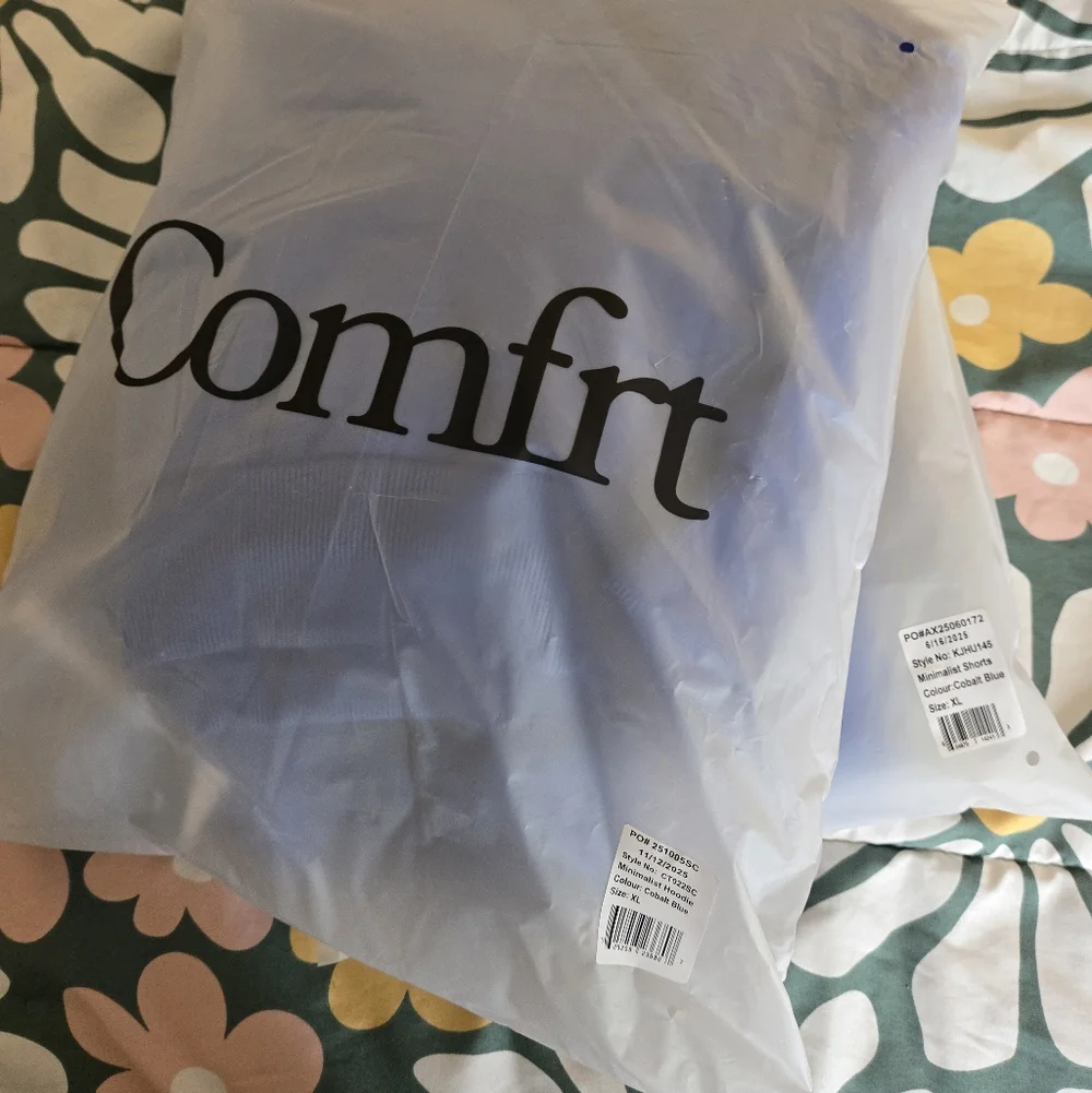 Comfrt Minimalist Hoodie And Shorts Set - Picture 2 of 3